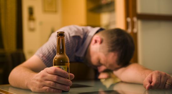 Quem bebe todos os dias é alcoólatra?