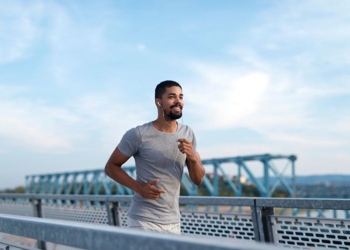 Como a prática de exercício físico ajuda no tratamento da  dependência química?