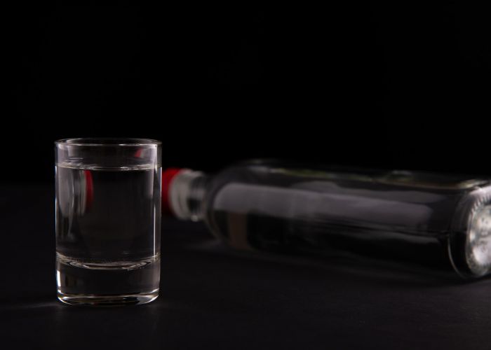 O que é alcoolismo: sintomas, riscos e tratamento